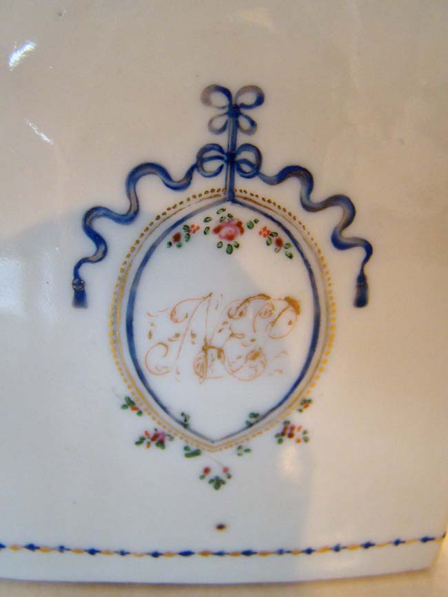 An 18th century Chinese Export Porcelain "Armorial" style tea caddy jar. — image 2